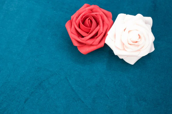 Close Flores Brancas Vermelhas Fundo Azul Escuro — Fotografia de Stock