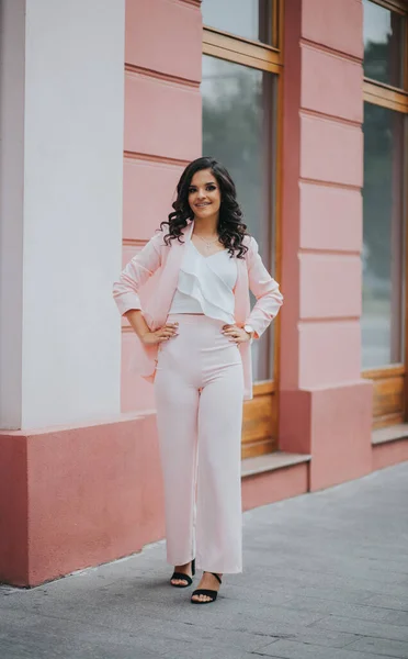 Uma Linda Mulher Vestindo Uma Roupa Rosa Branca Elegante Lado — Fotografia de Stock