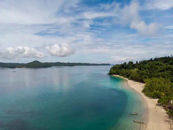 Una Vista Aerea Della Spiaggia Bagnata Dall Acqua Blu Dell — Foto Stock