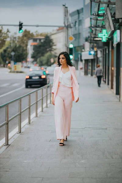 Vacker Vit Kvinna Elegant Rosa Och Vit Outfit Går Gata — Stockfoto