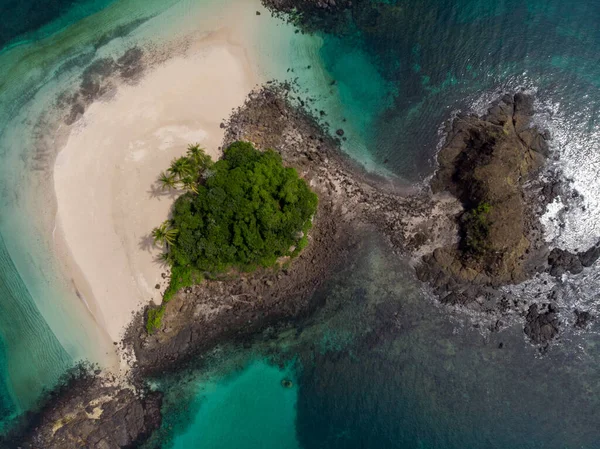 Una Vista Aerea Della Spiaggia Bagnata Dall Acqua Blu Dell — Foto Stock