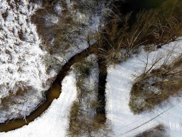 Tiro Aéreo Uma Lagoa Estreita Campo Coberto Neve Inverno — Fotografia de Stock
