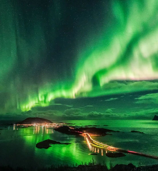 Een Prachtig Uitzicht Groen Noorderlicht Boven Een Brug Zee Met — Stockfoto