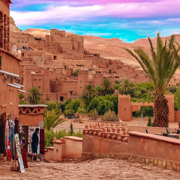 摩洛哥一座令人惊奇的柏柏尔建筑 背景是天空中的紫色云彩 — 图库照片
