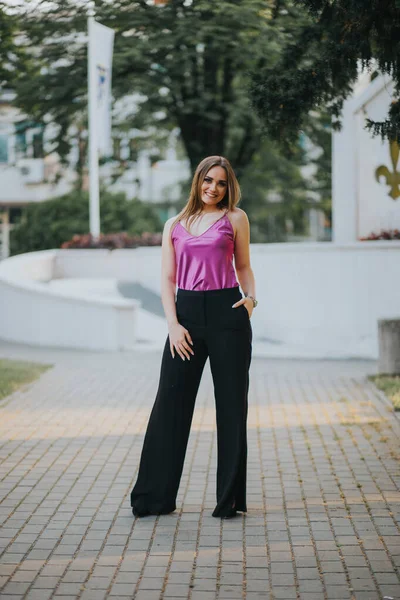 Una Splendida Femmina Caucasica Elegante Abito Viola Nero Posa Nel — Foto Stock