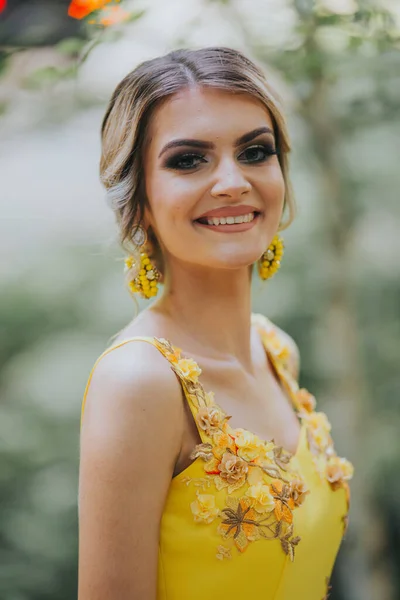 Ritratto Una Stupenda Donna Bionda Caucasica Elegante Abito Giallo Sorridente — Foto Stock