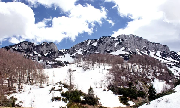Μια Φυσική Άποψη Του Τοπίου Χιονισμένα Βουνά Κάτω Από Ένα — Φωτογραφία Αρχείου