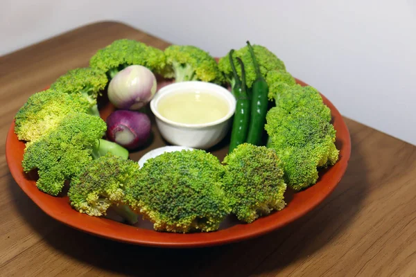 가운데있는 채소들 브로콜리에둘러 접시의 — 스톡 사진