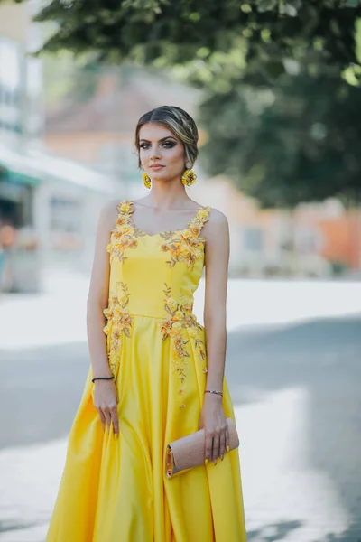 Sarışın Zarif Sarı Elbiseli Sokakta Poz Veren Güzel Bir Kadının — Stok fotoğraf