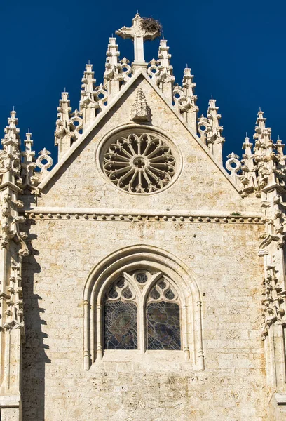 Pionowe Ujęcie Okna Witrażem Gotyckiej Katedry Palencia Hiszpanii — Zdjęcie stockowe
