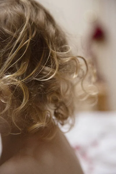 Μια Κοντινή Φωτογραφία Ξανθά Μαλλιά Ενός Παιδιού — Φωτογραφία Αρχείου