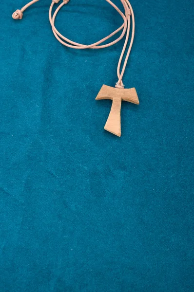 Vertical Shot Wooden Necklace Cross Dark Blue Background — Stock Photo, Image