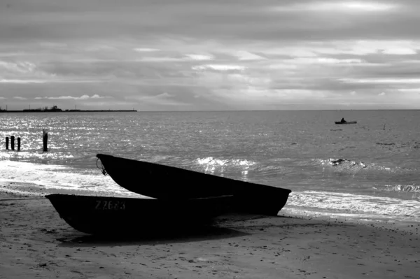 Plan Niveaux Gris Bateaux Sur Une Plage Lumineuse — Photo