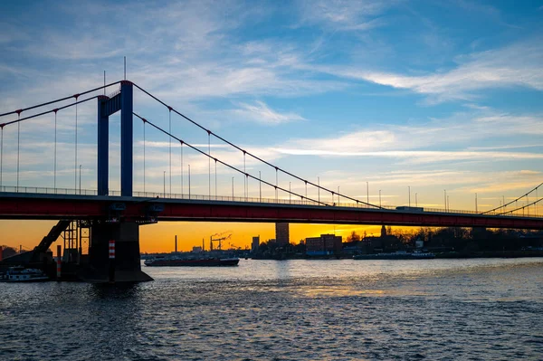 日落时分杜伊斯堡弗里德里希 埃伯特大桥的美丽景色 — 图库照片