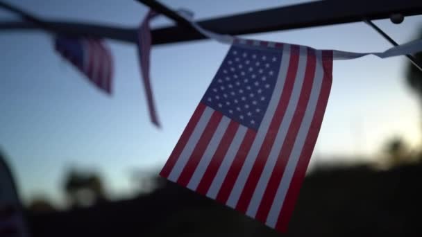 Close Pequenas Bandeiras Americanas Penduradas Durante Pôr Sol — Vídeo de Stock