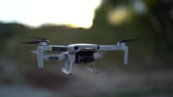 Drone Che Vola Sullo Sfondo — Video Stock