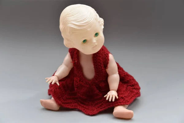 Sebuah Closeup Dari Boneka Tua Menyeramkan Gaun Merah Terisolasi Pada — Stok Foto