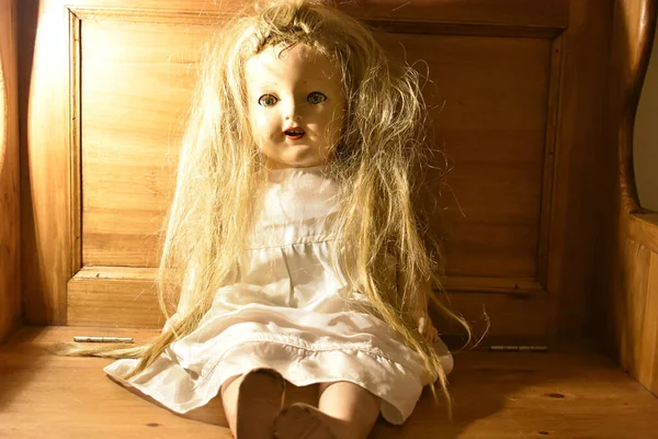 Μια Κοντινή Φωτογραφία Μιας Ανατριχιαστικής Κούκλας Στην Ξύλινη Καρέκλα — Φωτογραφία Αρχείου