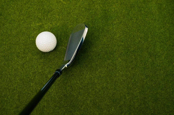 Egy Golfütő Közelsége Egy Labda Füvön Fénymásoló Hellyel — Stock Fotó
