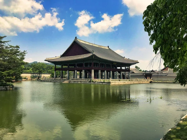 Μια Όμορφη Θέα Του Παλατιού Gyeongbokgung Κάτω Από Ένα Συννεφιασμένο — Φωτογραφία Αρχείου