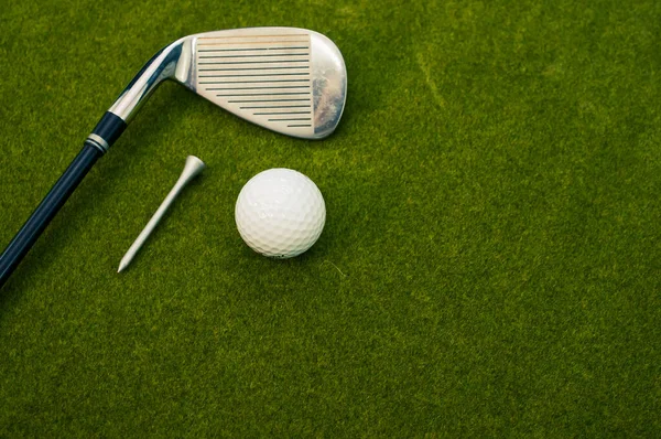 Egy Golfütő Egy Labda Egy Póló Közelsége Füvön Fénymásoló Hellyel — Stock Fotó
