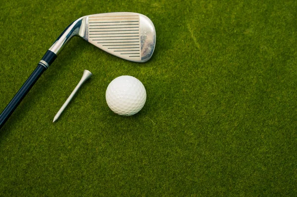 Primer Plano Club Golf Pelota Una Camiseta Césped Con Espacio —  Fotos de Stock