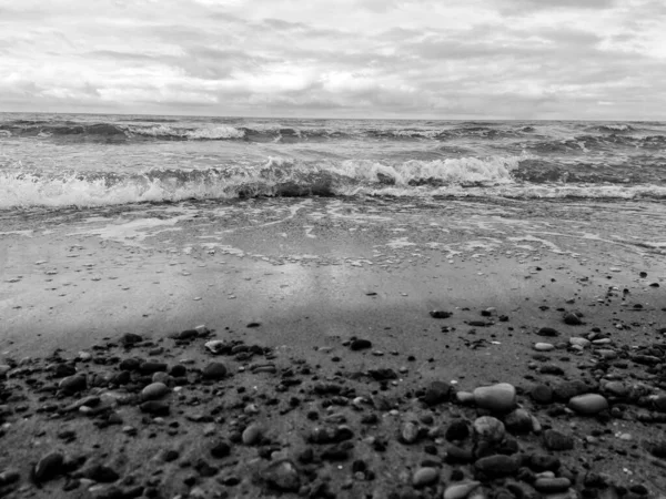 Uma Foto Tons Cinza Uma Praia Com Ondas Grandes — Fotografia de Stock