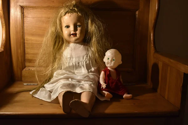Ένα Κοντινό Πλάνο Ανατριχιαστικές Παλιές Κούκλες Στην Ξύλινη Καρέκλα — Φωτογραφία Αρχείου
