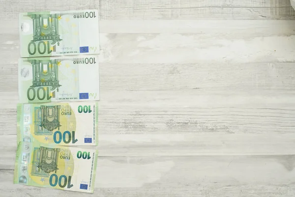 100 유로짜리 지폐가 테이블 — 스톡 사진