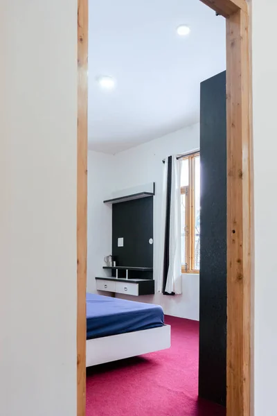 Modern Bir Yatak Odasının Dikey Görüntüsü — Stok fotoğraf