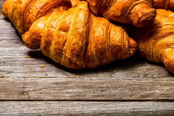 Eine Nahaufnahme Von Köstlichen Frischen Croissants Zum Frühstück Auf Holzbrett — Stockfoto