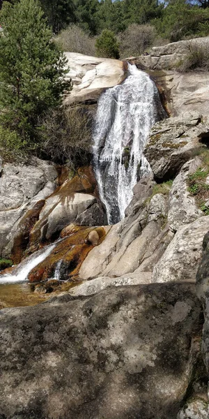 Plan Vertical Une Petite Cascade Traversant Les Rochers — Photo