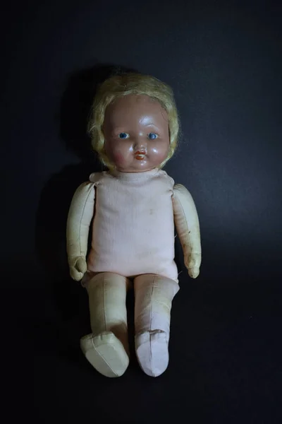 Вертикальный Снимок Жуткой Старой Куклы Изолированной Черном Фоне — стоковое фото