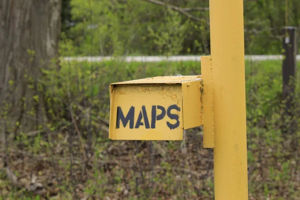 Een Close Van Een Brievenbus Met Tekst Maps Een Tuin — Stockfoto