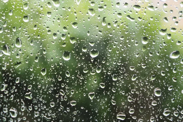 Uma Bela Textura Gotas Chuva Uma Janela Com Árvores Verdes — Fotografia de Stock