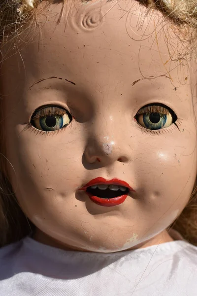 Sebuah Gambar Vertikal Dari Wajah Boneka Tua Menyeramkan — Stok Foto