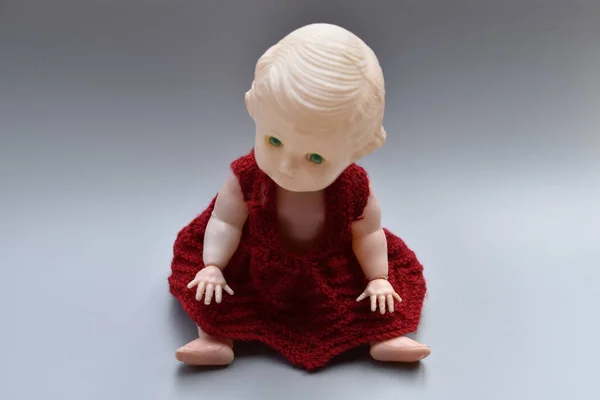 Sebuah Closeup Dari Boneka Tua Menyeramkan Gaun Merah Terisolasi Pada — Stok Foto