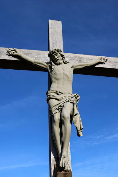 Tiro Ângulo Baixo Estátua Crucificação Jesus Cristo Contra Azul — Fotografia de Stock