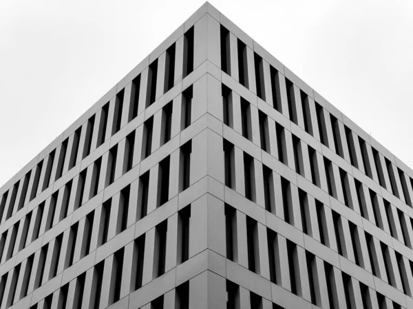 Plano Bajo Ángulo Del Ángulo Edificio Moderno Contra Cielo Blanco — Foto de Stock