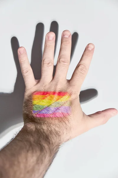 Disparo Vertical Una Mano Masculina Con Una Bandera Arco Iris — Foto de Stock