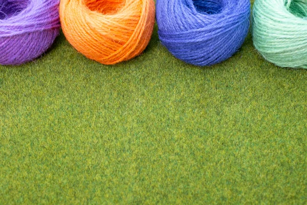 草の上のカラフルな糸のクローズアップとコピースペース — ストック写真