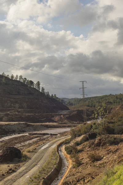 Vertikální Záběr Průplavu Silnice Horách — Stock fotografie