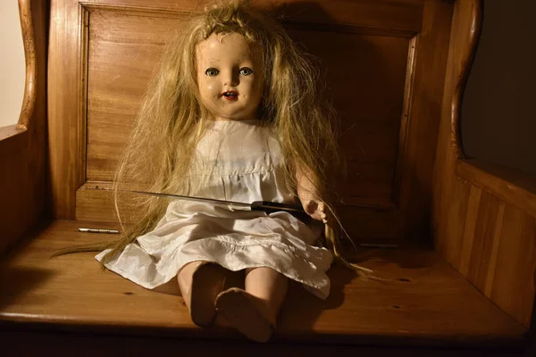 Μια Κοντινή Φωτογραφία Μιας Ανατριχιαστικής Κούκλας Στην Ξύλινη Καρέκλα — Φωτογραφία Αρχείου