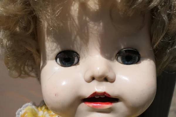 Close Seup Creepy Old Doll Face — стоковое фото