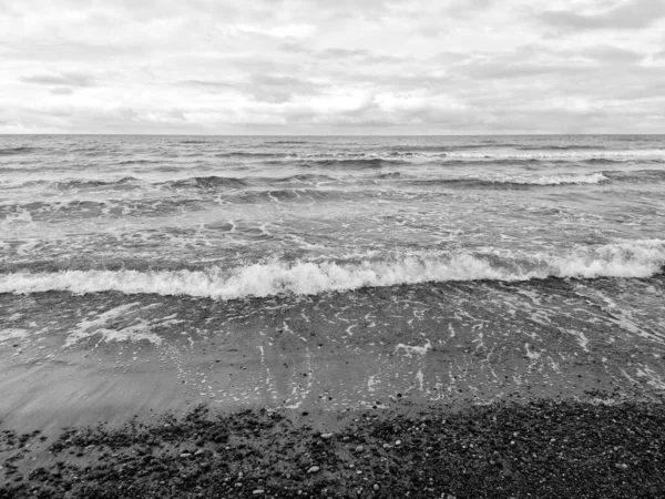波の大きいビーチのグレースケールのショット — ストック写真