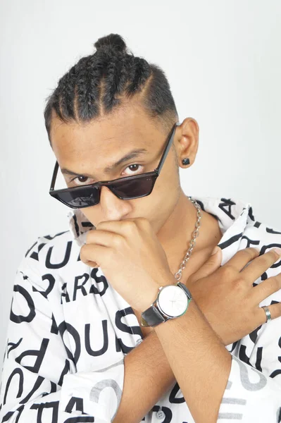 Retrato Joven Indio Con Una Camisa Gafas Sol Cruzando Brazos — Foto de Stock