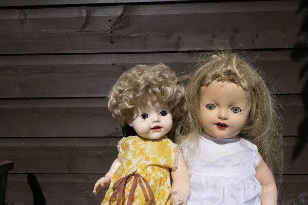 Ένα Κοντινό Πλάνο Ανατριχιαστικές Παλιές Κούκλες Ξύλινο Φόντο — Φωτογραφία Αρχείου