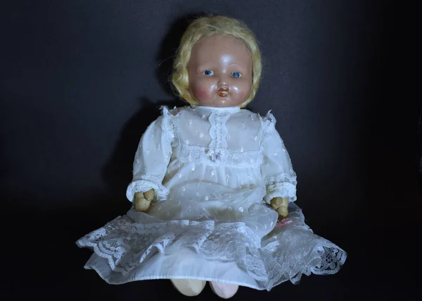 黒い背景の白いドレスを着た不気味な古い人形のクローズアップ — ストック写真