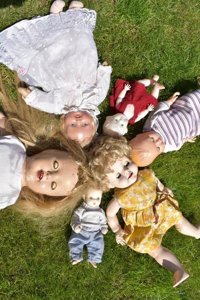 Ένα Κοντινό Πλάνο Ανατριχιαστικές Παλιές Κούκλες Στο Γρασίδι — Φωτογραφία Αρχείου