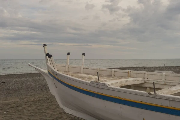 Primo Piano Una Barca Bianca Riva Mare Della Costa Malaga — Foto Stock